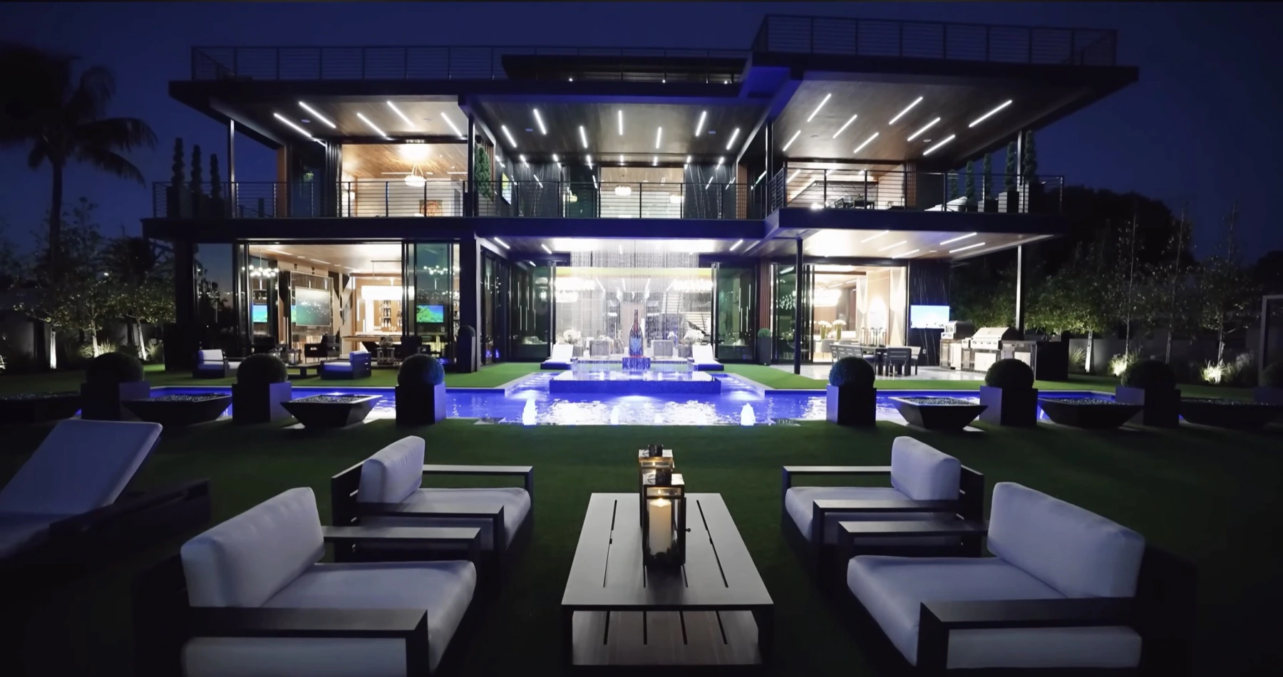 Villa contemporaine de nuit, piscine éclairée — production SOA creative
