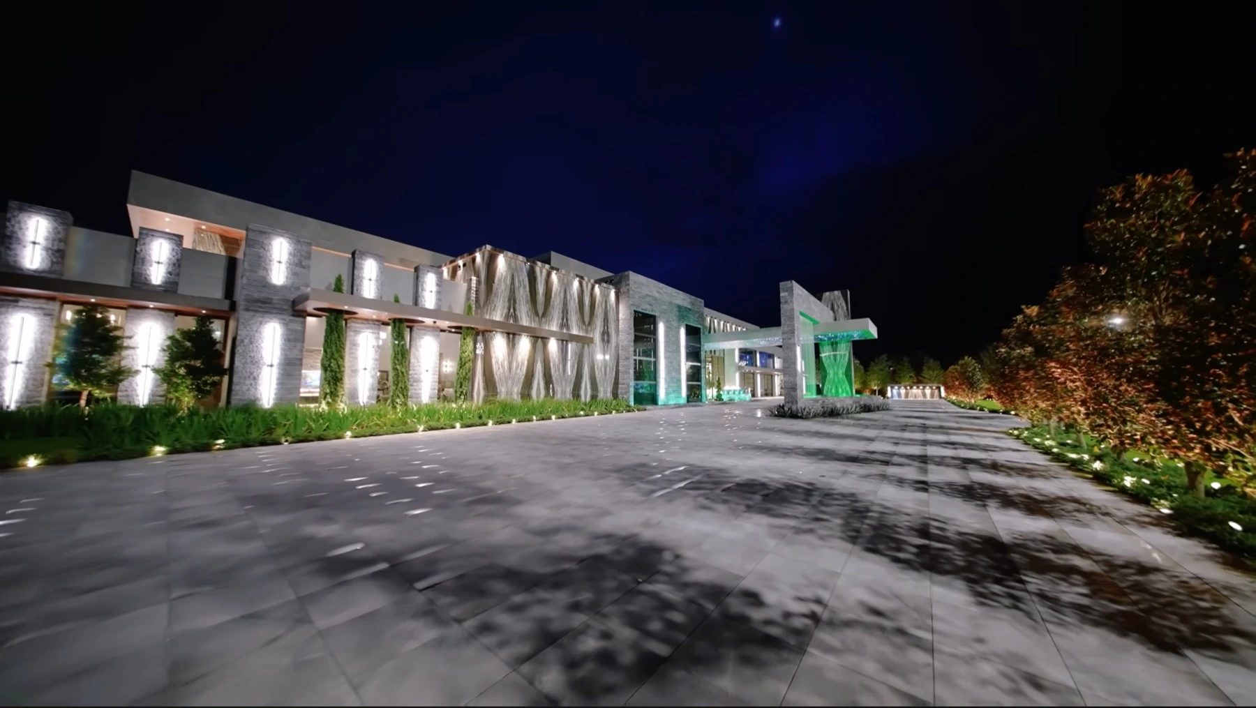 Villa de nuit, façade éclairée — production SOA creative